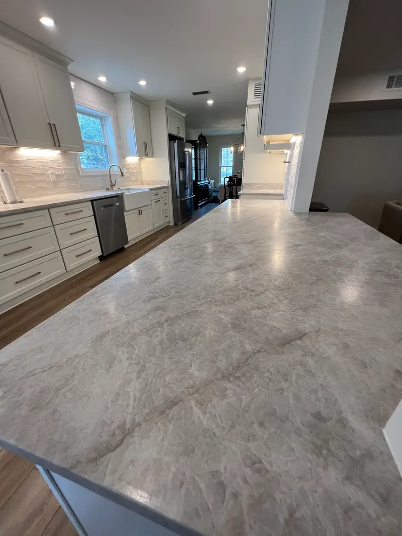 Gray veined countertop